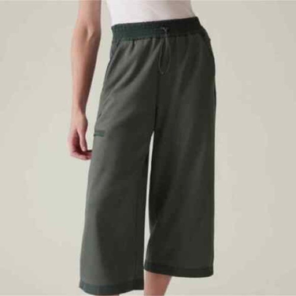Athleta Triumph Hybrid Wide Leg Crop Bali Green Pull On Capri Pant - Picture 1 of 13